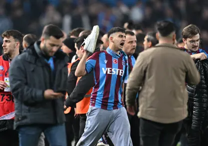 Fenerbahçe maçı sonrası Trabzonsporlu taraftarları sahaya indi
