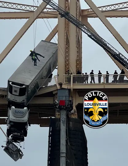 Köprü bariyerlerine çarpan kamyon havada asılı kaldı