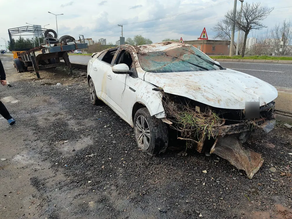 Diyarbakır'da araç şarampole yuvarlandı; 2 yaralı