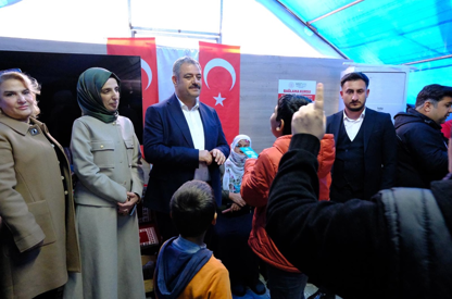 AK Parti’nin Diyarbakır Adayı Bilden konteyner kentte yaşayan depremzedeleri ziyaret etti