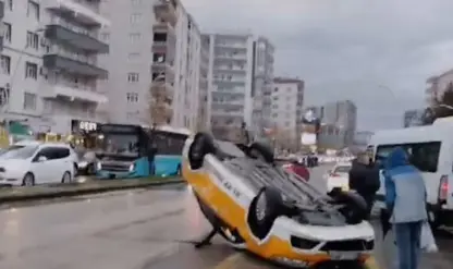 Diyarbakır’da iki otomobil kafa kafaya çarpıştı