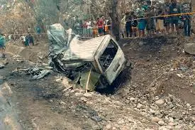 Katliam gibi kaza, minibüs kamyonla çarpıştı: 17 kişi öldü