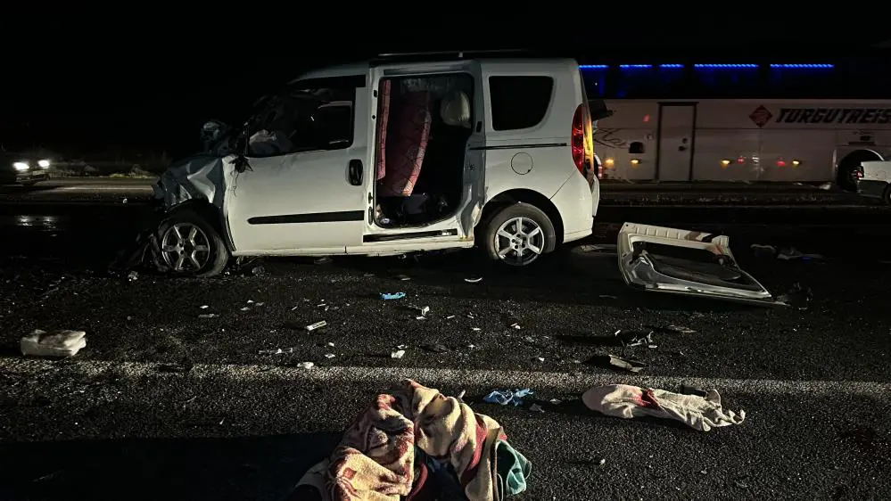 Şanlıurfa'da korkunç kaza! Otomobil ikiye bölündü 3 kişi öldü