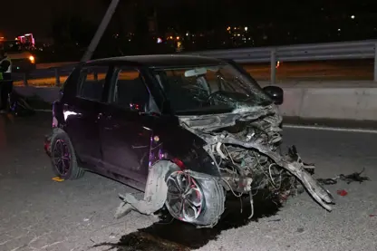 İzmir'de refüje ve aydınlatma direğine çarpan araç devrildi sürücüsü öldü