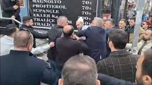 Akşener'in esnaf ziyaretinde 'pankart' kavgası