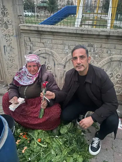 Diyarbekirspor'un Başkanı kadınlar gününde emekçi kadınlara gül hediye etti