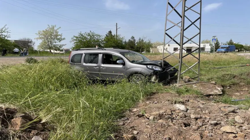 Diyarbakır'da sürücüsünün kontrolü kaybettiği hafif ticari araç elektrik direğine çarptı