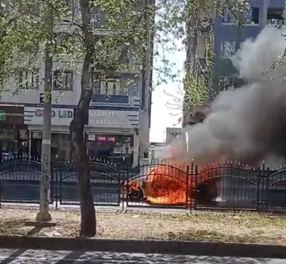 Diyarbakır’da seyir halindeki ticari taksi alev alev yandı