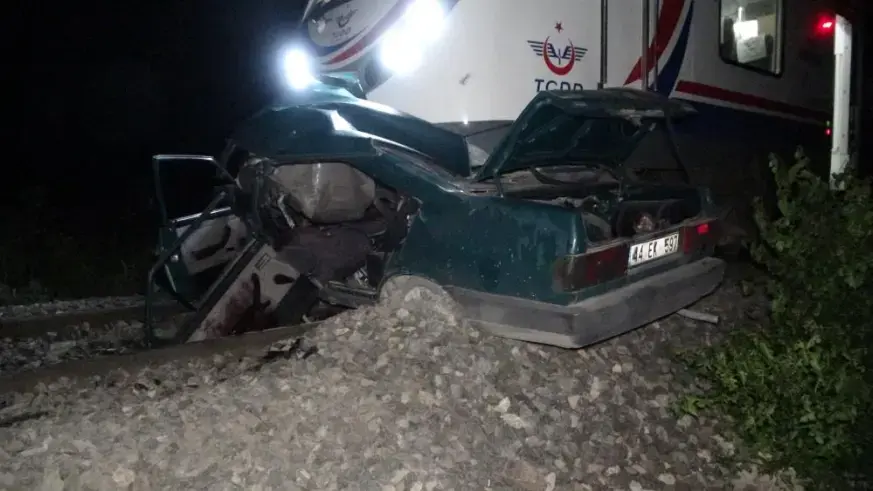 Malatya'da feci kaza: Otomobil trenin altında kaldı