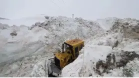 Şırnak'ta mayıs ayında 10 metrelik karda yol açma çalışmaları sürüyor