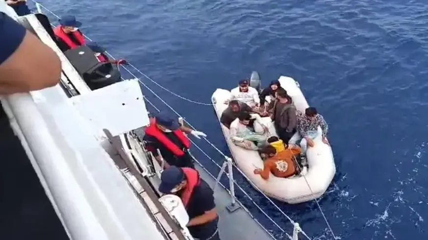 İzmir açıklarında 26 düzensiz göçmen kurtarıldı