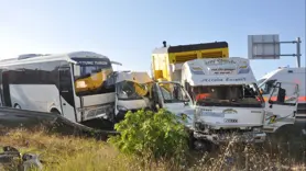 Tekirdağ'da işçi servislerine kamyonet çarptı: 18 yaralı