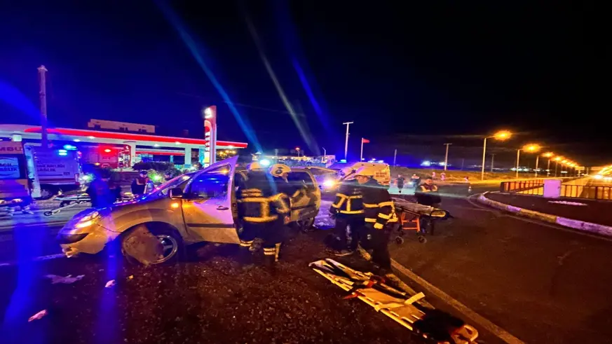 Diyarbakır kara yolu hafif ticari araç devrildi: 4 yaralı