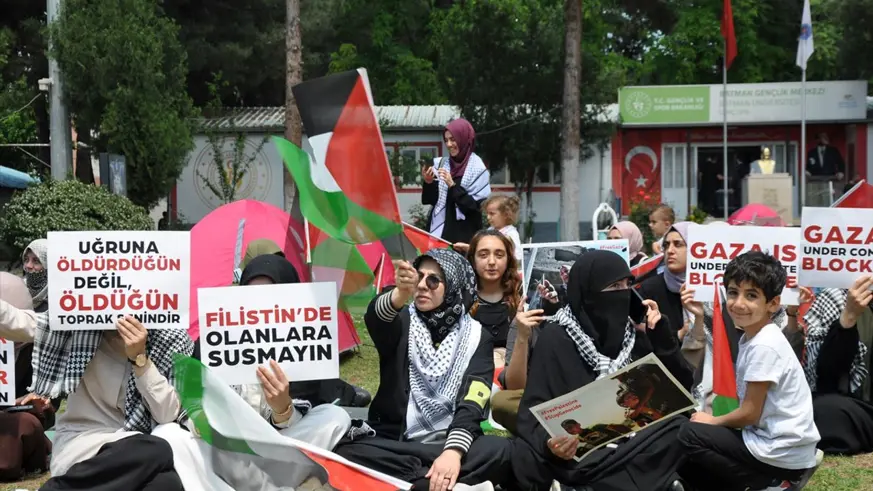 Dicle Üniversitesi öğrencileri Filistin'e destek İçin oturma eylemi yaptı