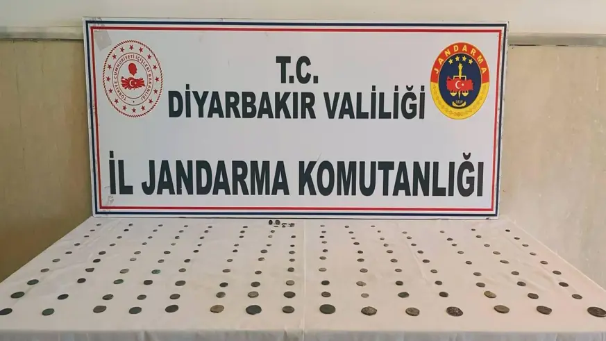 Diyarbakır'da 150 adet sikke ve tarihi obje satmaya çalışan 2 şüpheli yakalandı