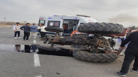 Diyarbakır'da otomobil ile traktör çarpıştı
