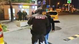 Anne ve baba, avukat kızlarını taksi durağına kilitledi