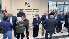 Özel, Durbay ailesiyle beraber taziyeleri kabul etti