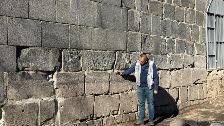  Bir asırdır toprak altında olan Diyarbakır surları