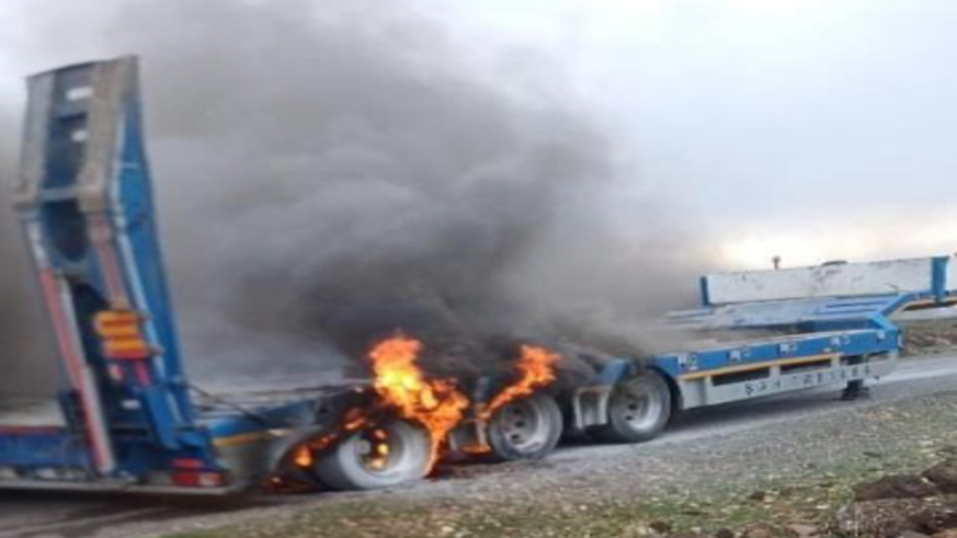 Diyarbakır'da seyir halindeki tır alev aldı