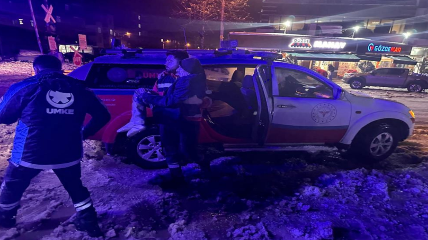 Sağlık ekipleri karlı yolda zamanla yarışarak hastaya ulaştı