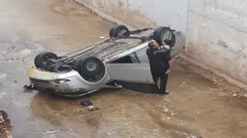 Dere yatağına düşen otomobildeki 2 kişi yaralandı