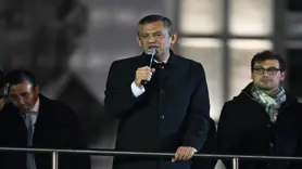 Özel, İBB binası önünde toplananlara hitap etti