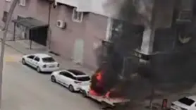 Diyarbakır’da park halindeki araç alev topuna döndü