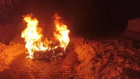 Diyarbakır'da seyir halindeki araç alev topuna döndü