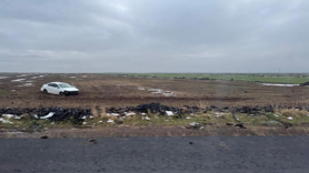 Otomobil tarlaya yuvarlandı