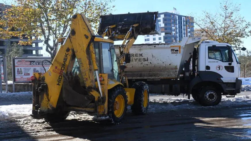 Kar kütleleri kamyonlarla şehir dışına taşınıyor