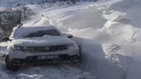 Hasta nakli yapan araç karda mahsur kaldı