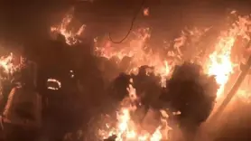 İş yerindeki yangın itfaiye erinin kask kamerasına yansıdı