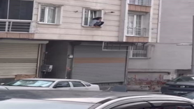 Eve kitlenen genç kadın kendini camdan attı