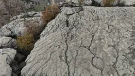 Kimyasal yönden aşınan taşın üzerinde su kolları