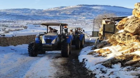 Buzlanmış yolda üç traktörü birbirine bağlayıp su taşıdılar