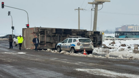 Seyir halindeki tır kayganlaşan yolda devrildi