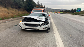 Temizlik yapan işçilere otomobil çarptı