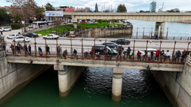 Onlarca balıkçı nehre akın etti