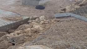 İstinat duvarı taziye evinin üstüne yıkıldı