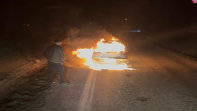 Seyir halindeki otomobil yanarak kullanılamaz hale geldi