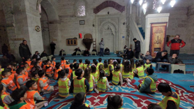 Asırlık camide yaşlılara anlamlı ziyaret