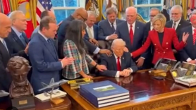 Oval Ofis’te Trump’a dokunarak dua ettiler