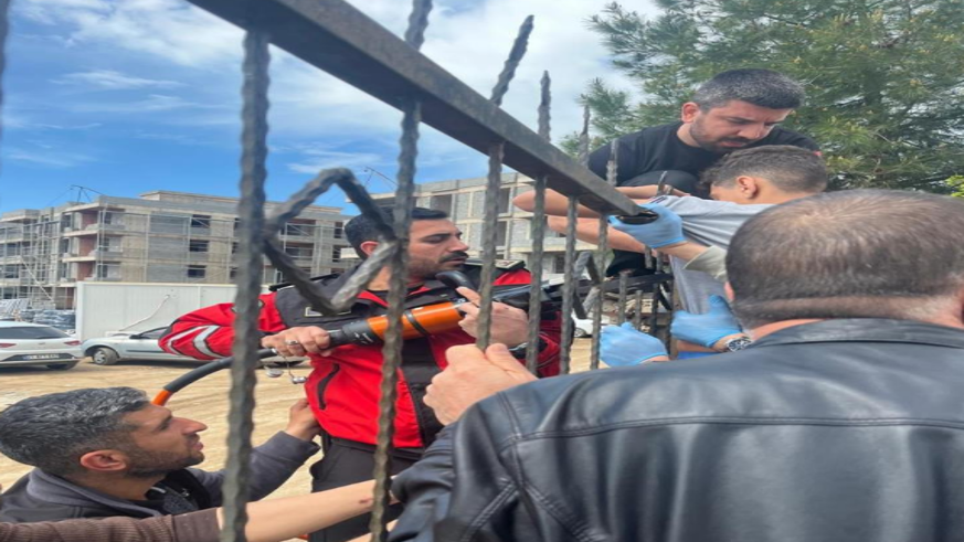 Demir korkuluk, küçük  çocuğun koluna saplandı